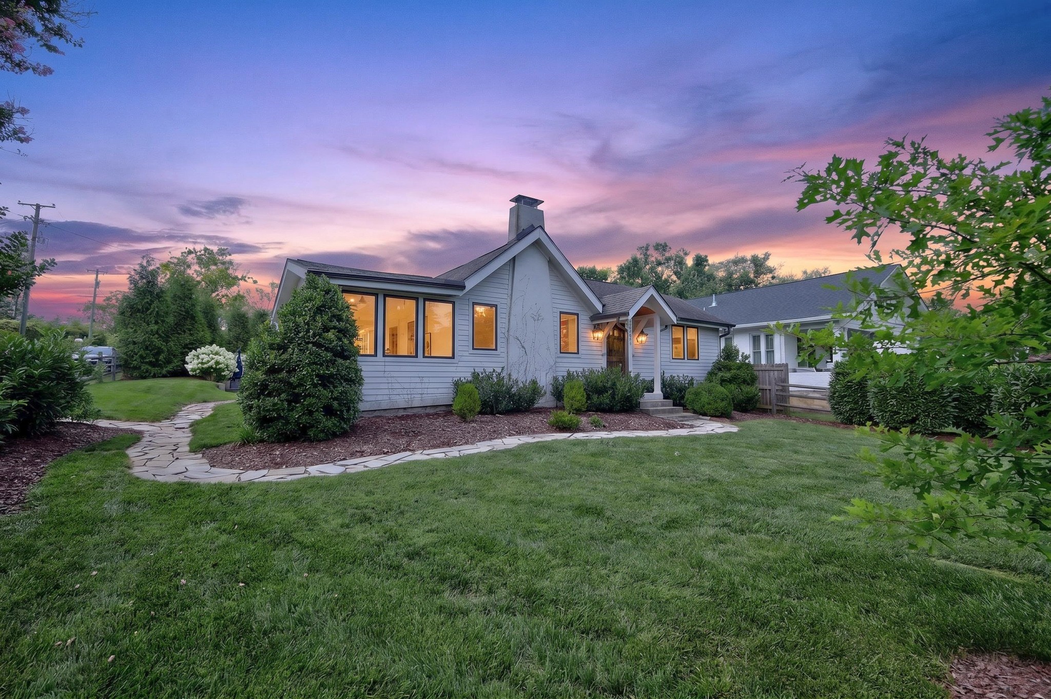 2701 Woodlawn Dr