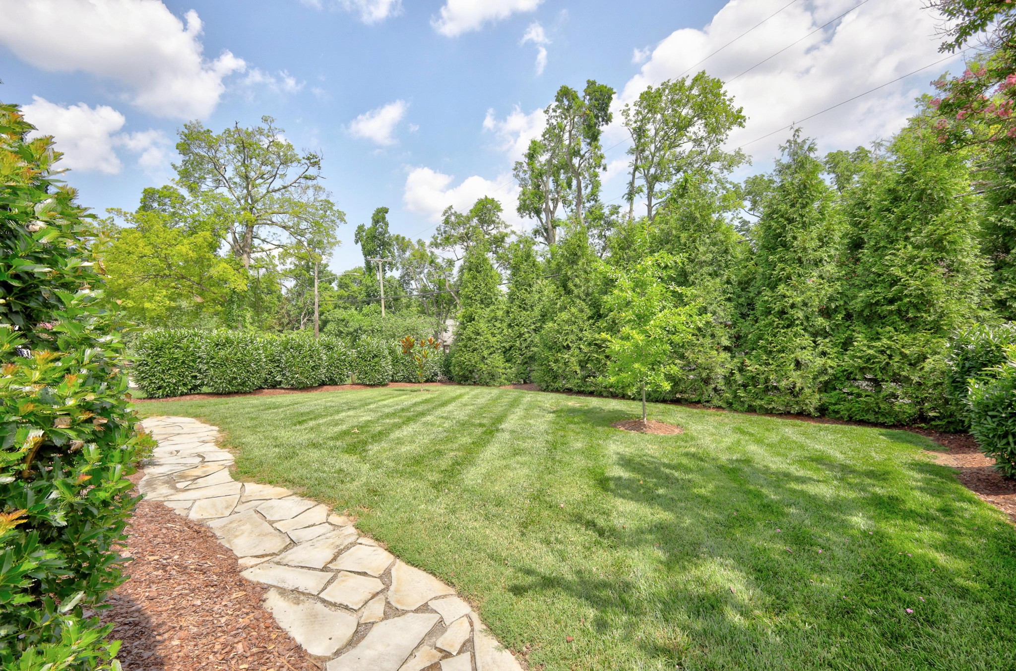 2701 Woodlawn Dr