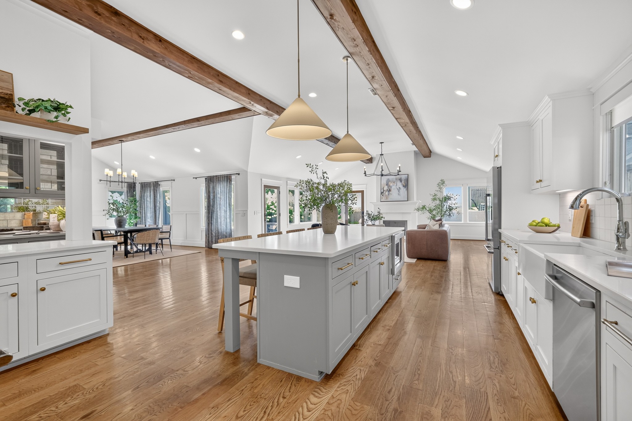 2701 Woodlawn Dr