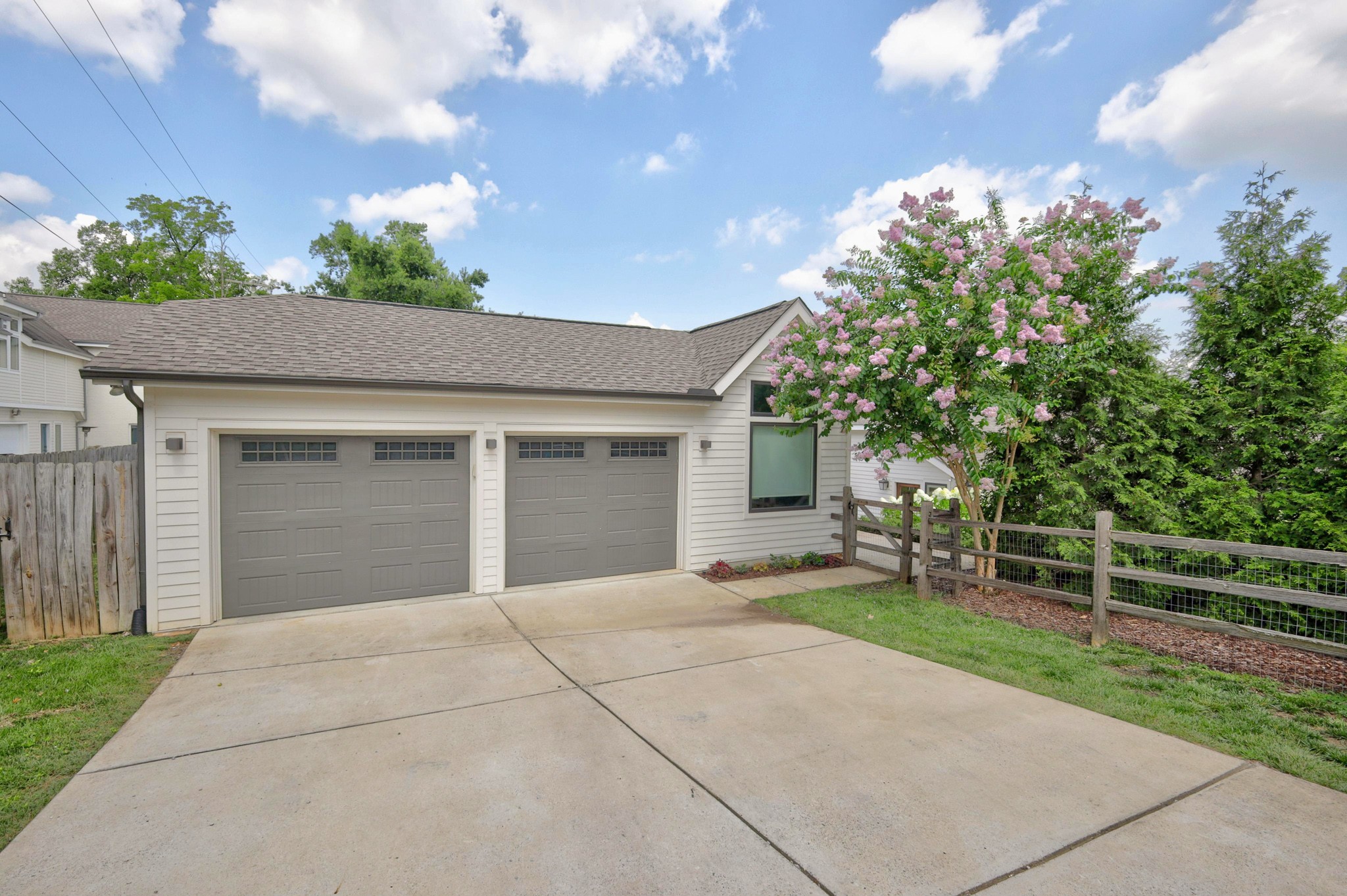 2701 Woodlawn Dr