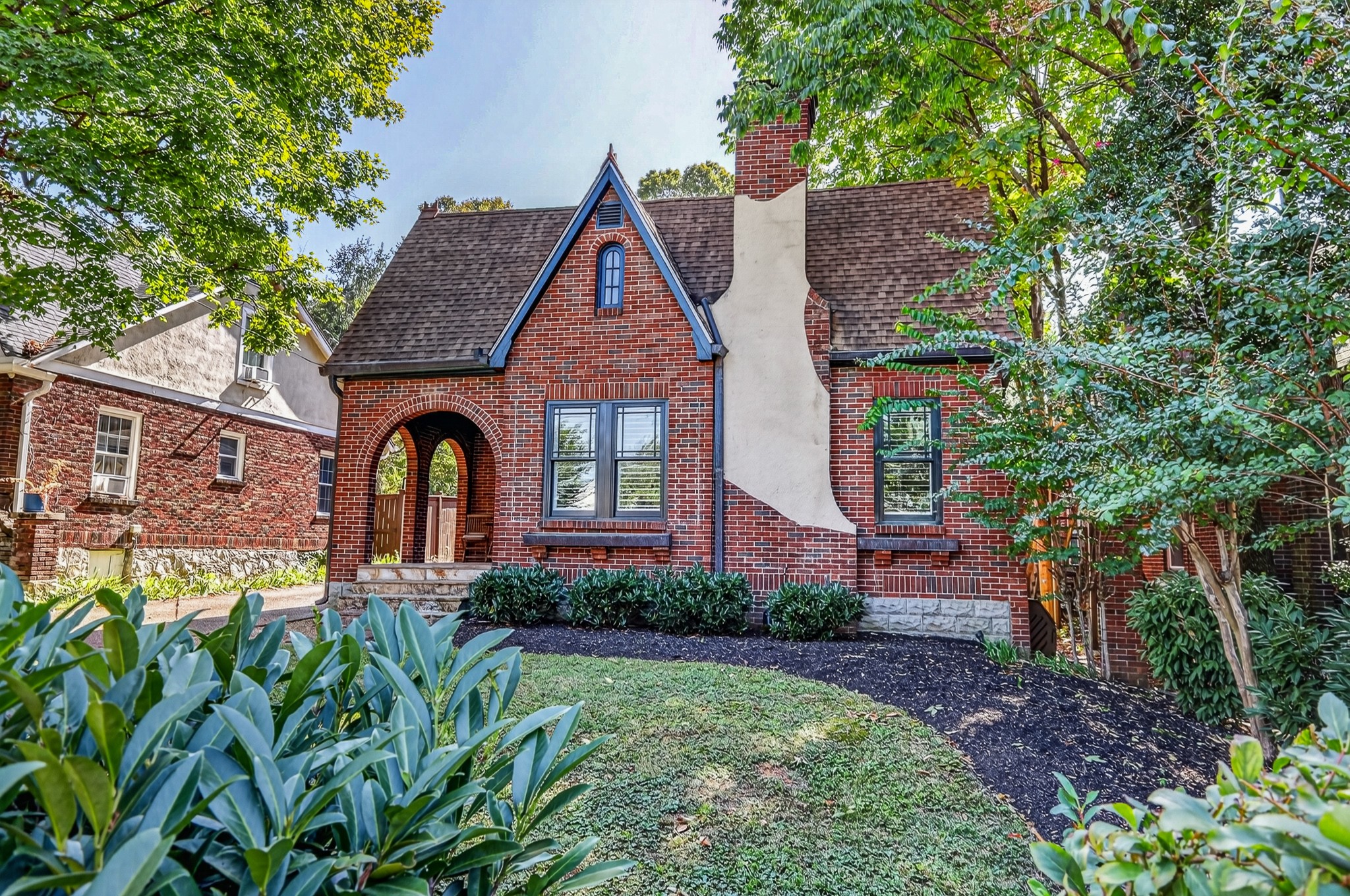 2803 Woodlawn Dr