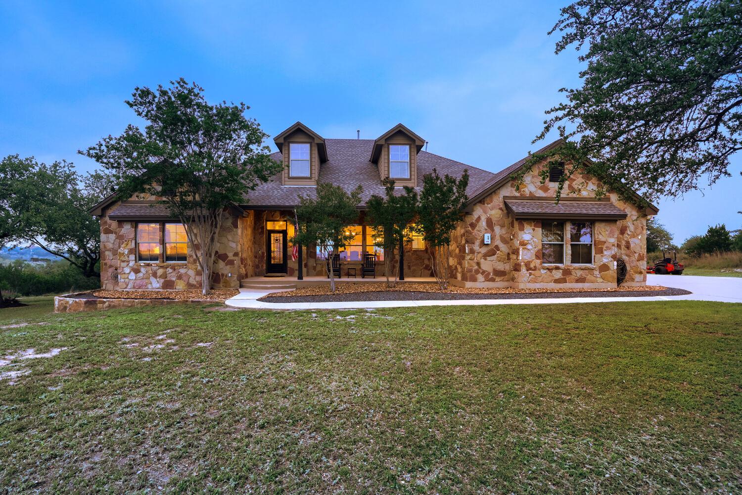 226 Hudson LN