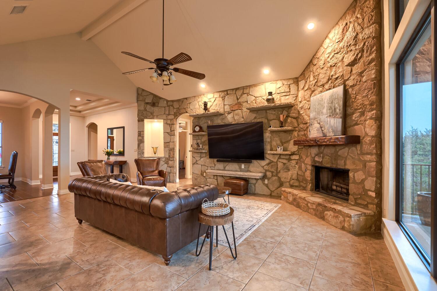 226 Hudson LN