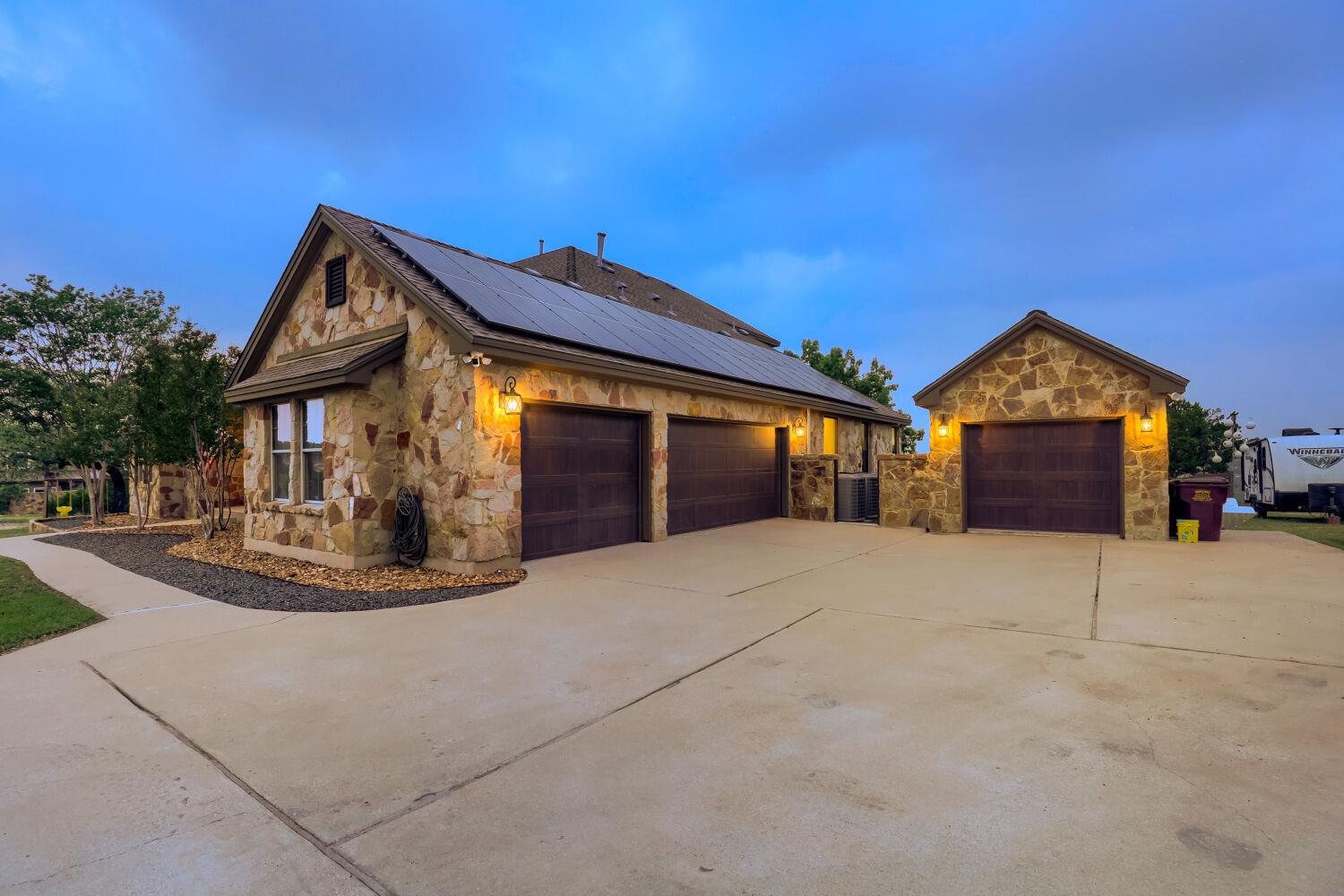 226 Hudson LN