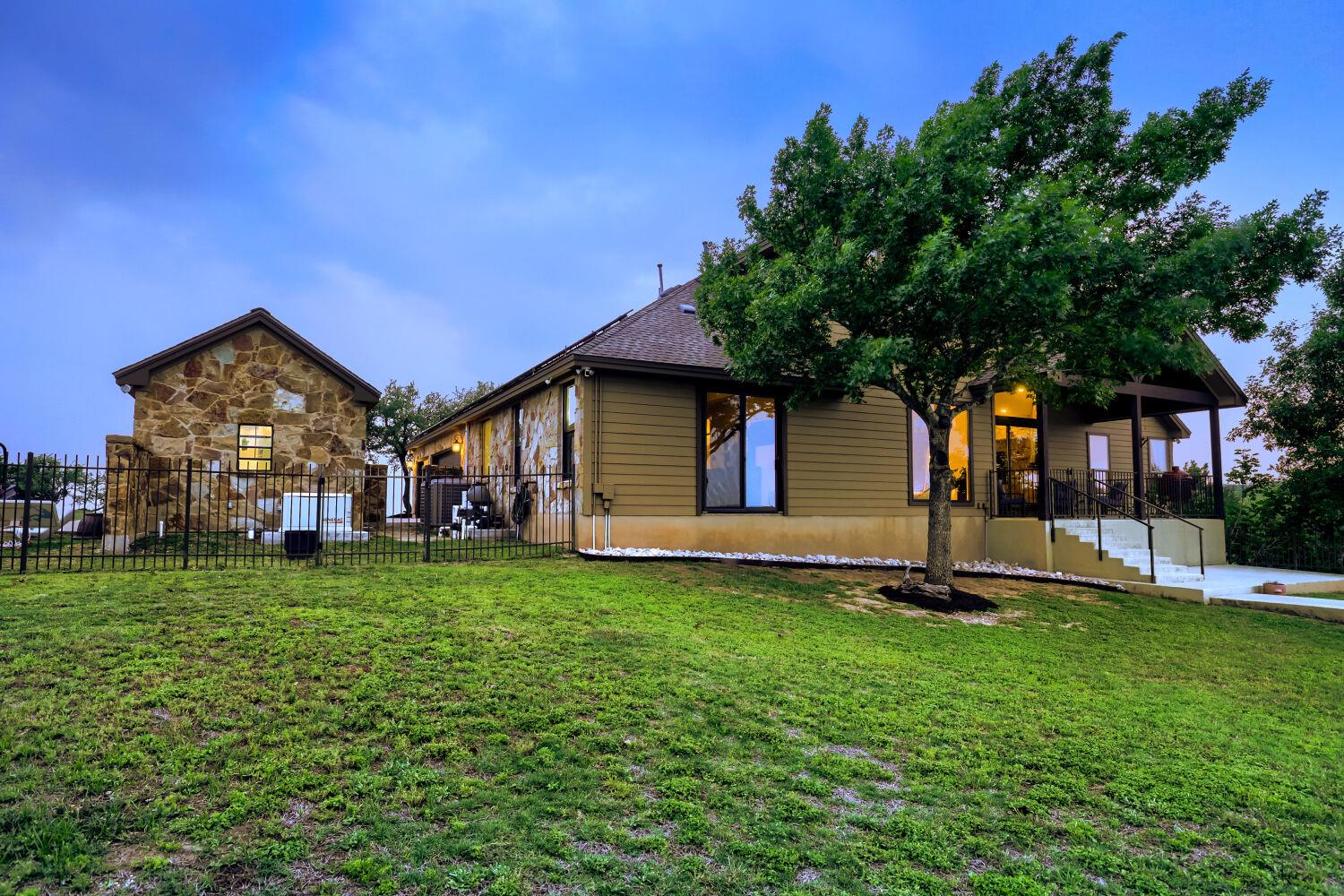 226 Hudson LN