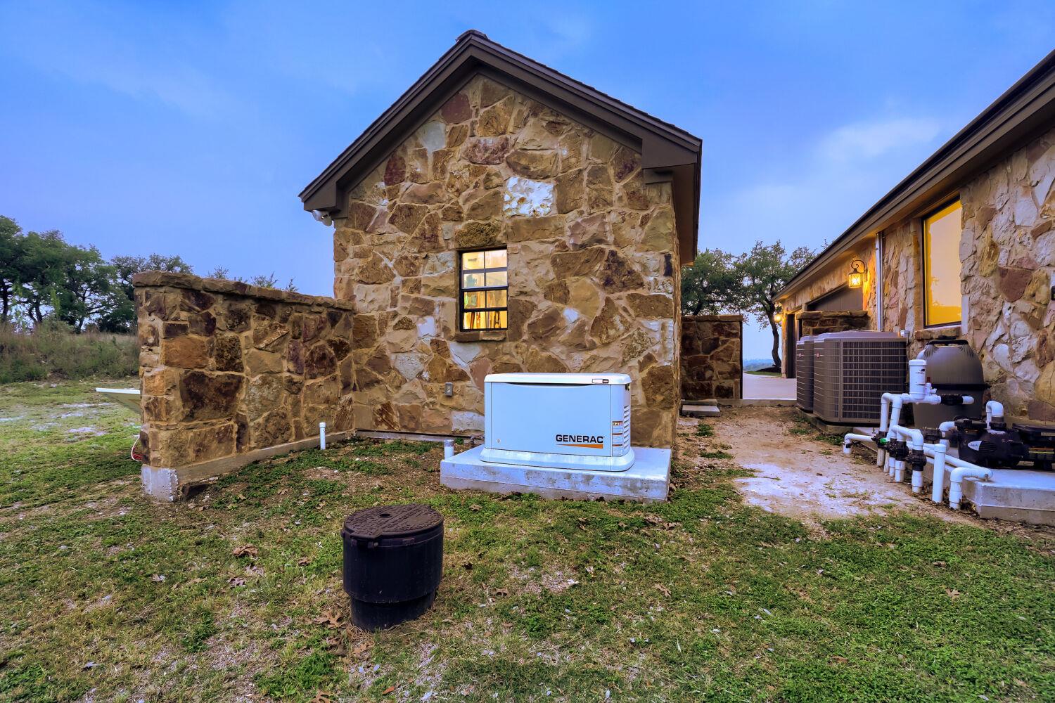 226 Hudson LN