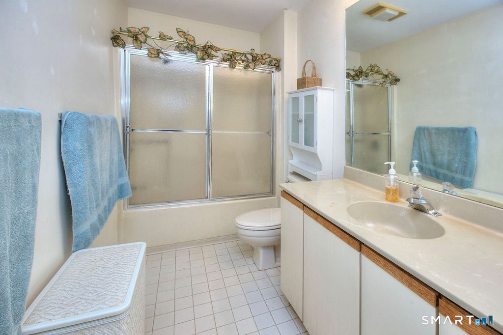 100 Glen Side Unit: 100