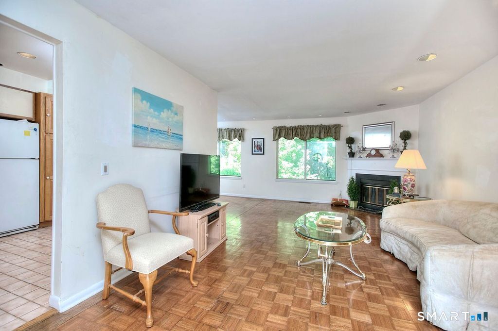 100 Glen Side Unit: 100