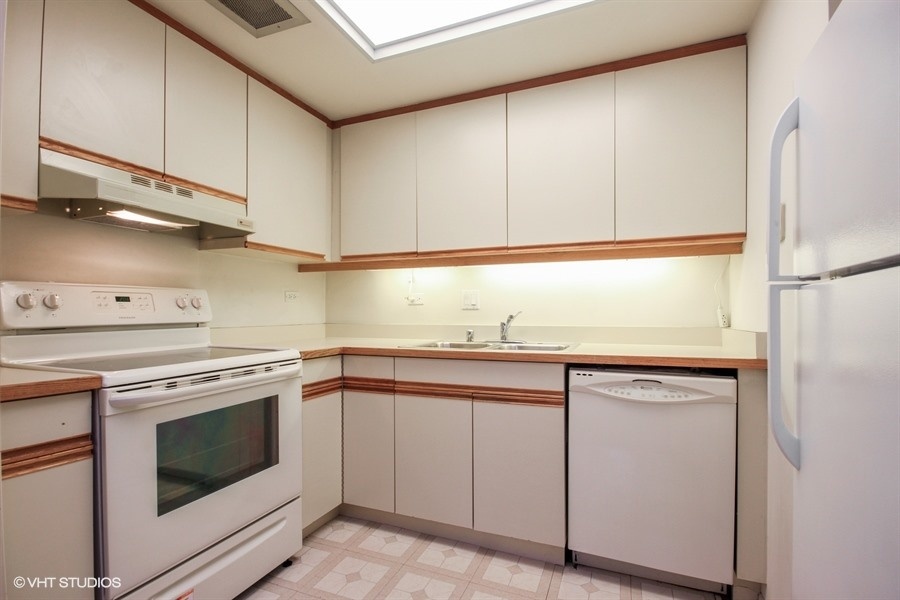 40 E DELAWARE Place Unit: 1204