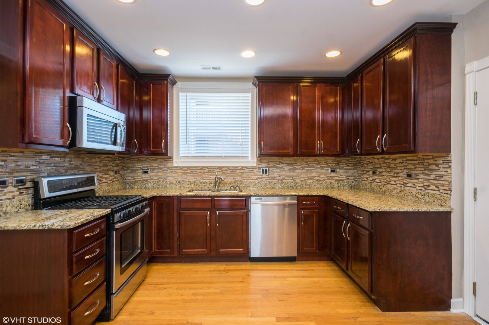 2648 W Glenlake Avenue Unit: 2C