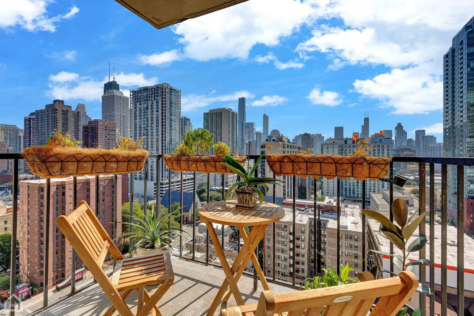 1212 N LaSalle Street Unit: 1705