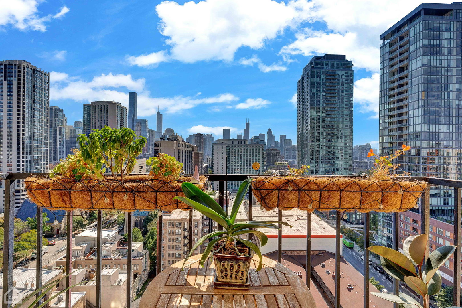 1212 N LaSalle Street Unit: 1705