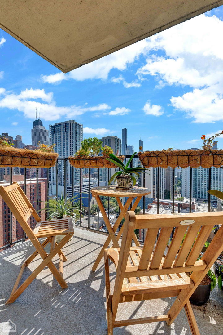 1212 N LaSalle Street Unit: 1705