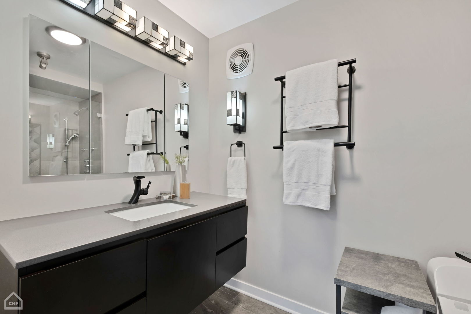 940 W Glenlake Avenue Unit: 32D