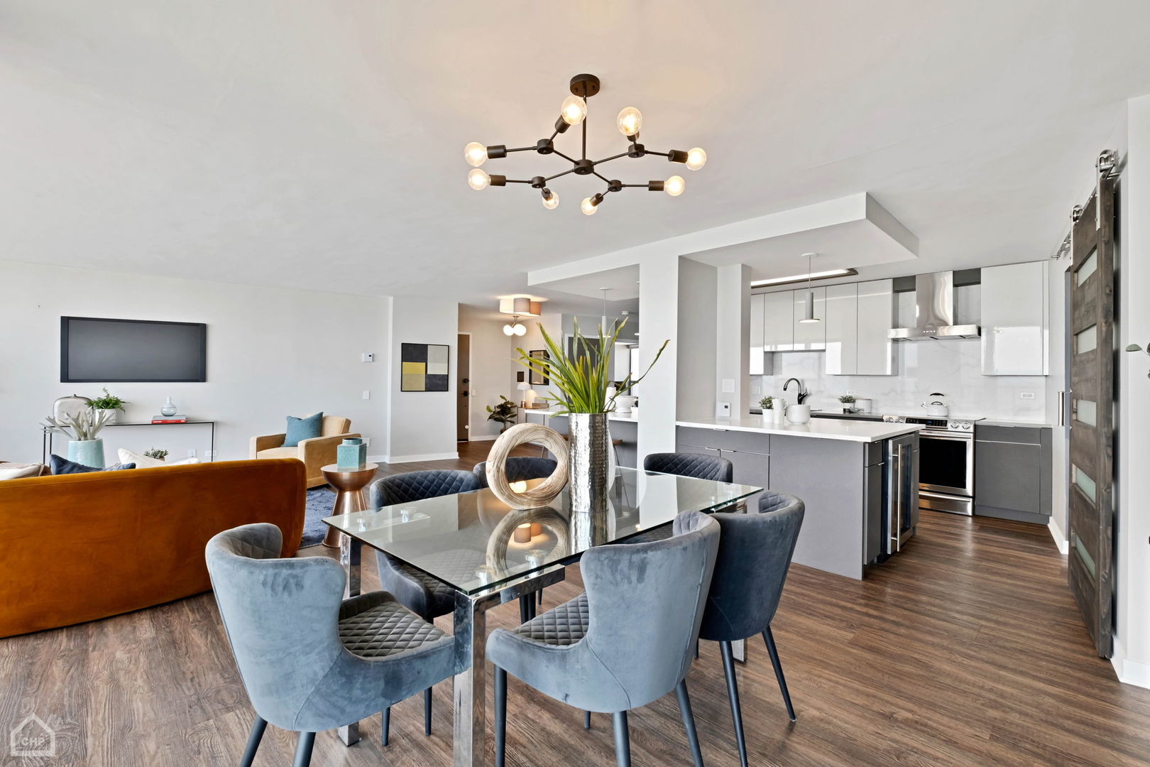 940 W Glenlake Avenue Unit: 32D