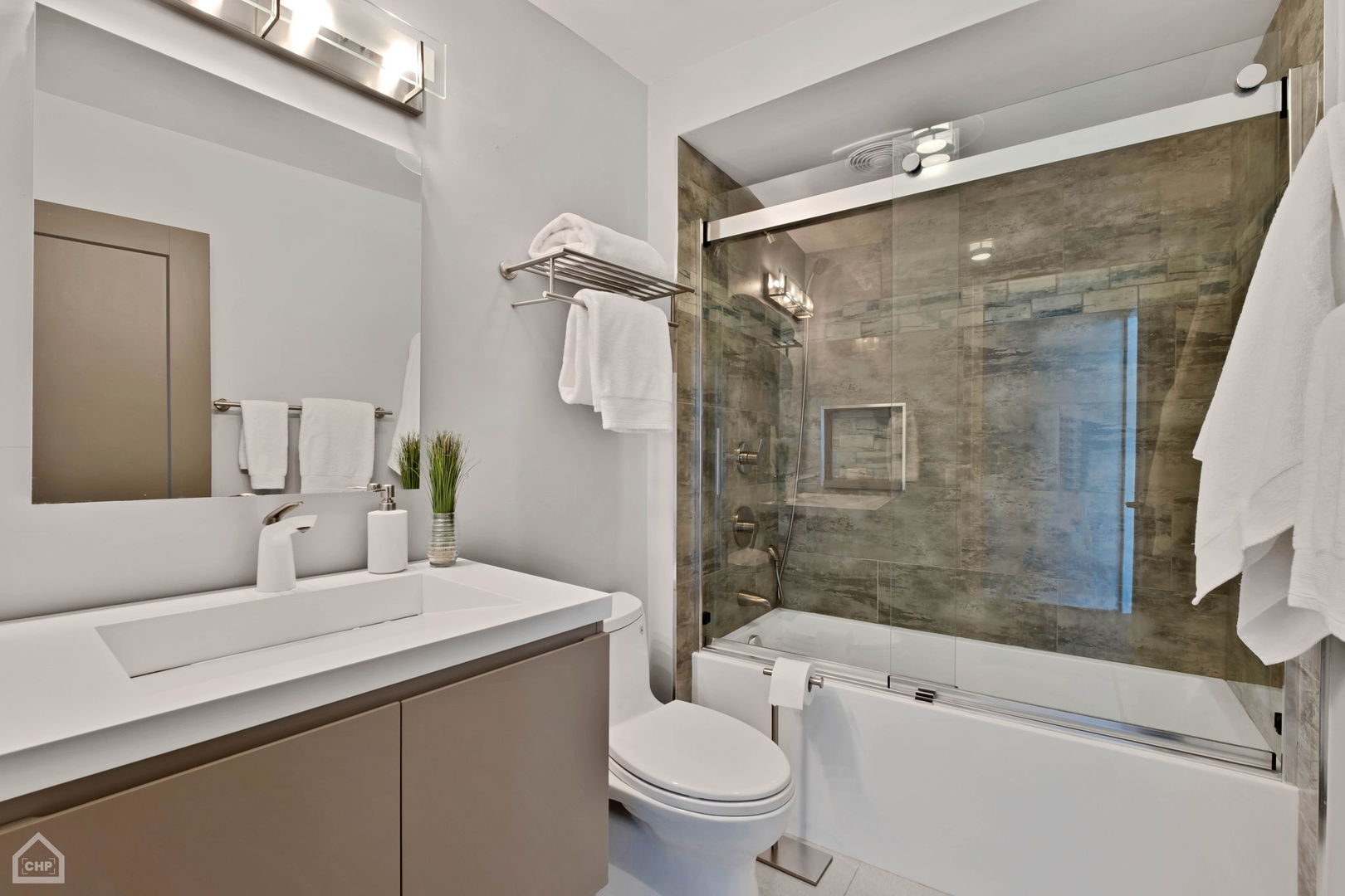 940 W Glenlake Avenue Unit: 32D