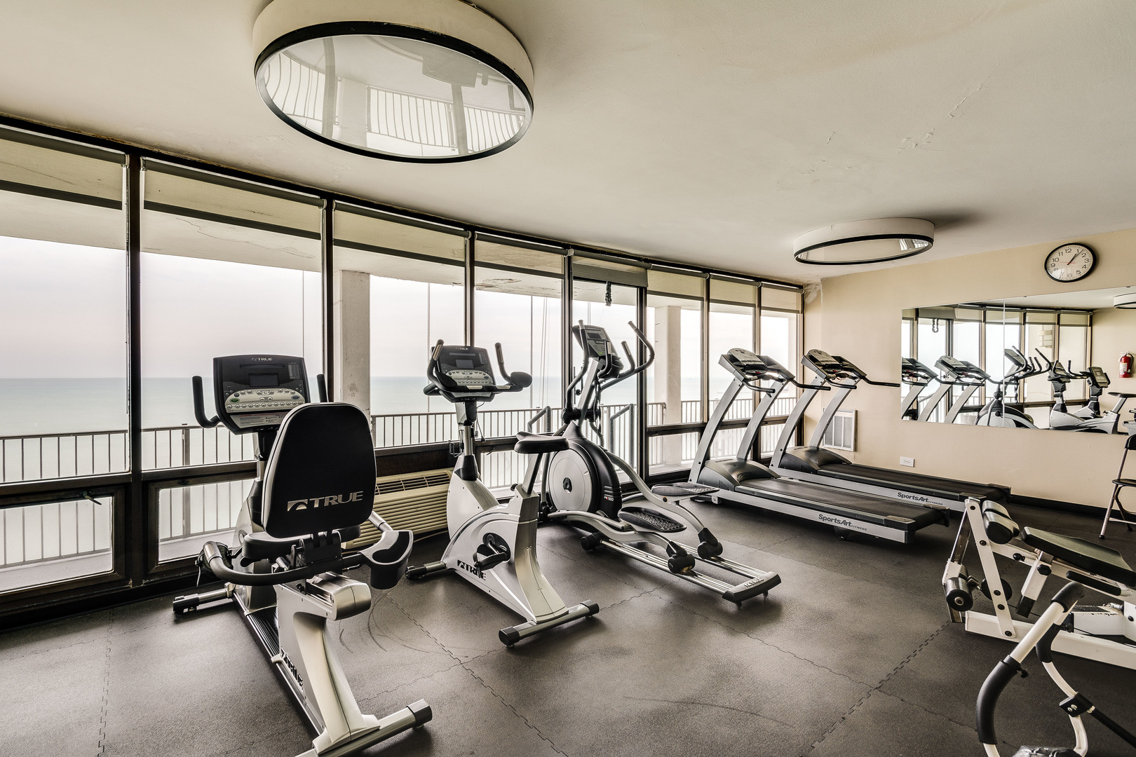 940 W Glenlake Avenue Unit: 32D