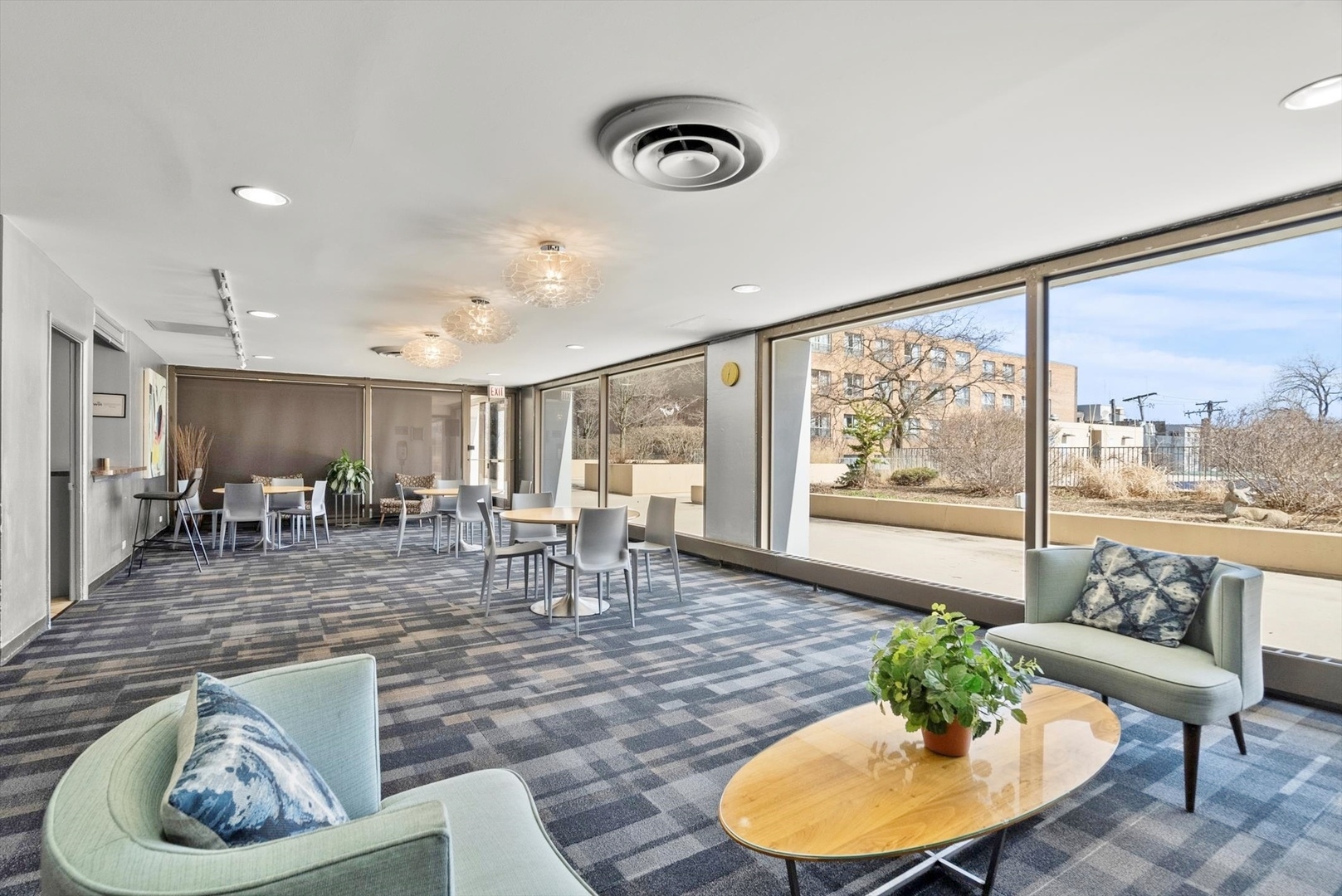 4343 N Clarendon Avenue Unit: 2201