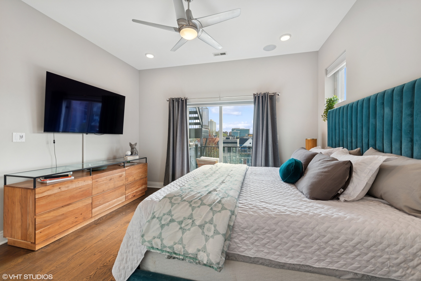 3735 N Clifton Avenue Unit: 3