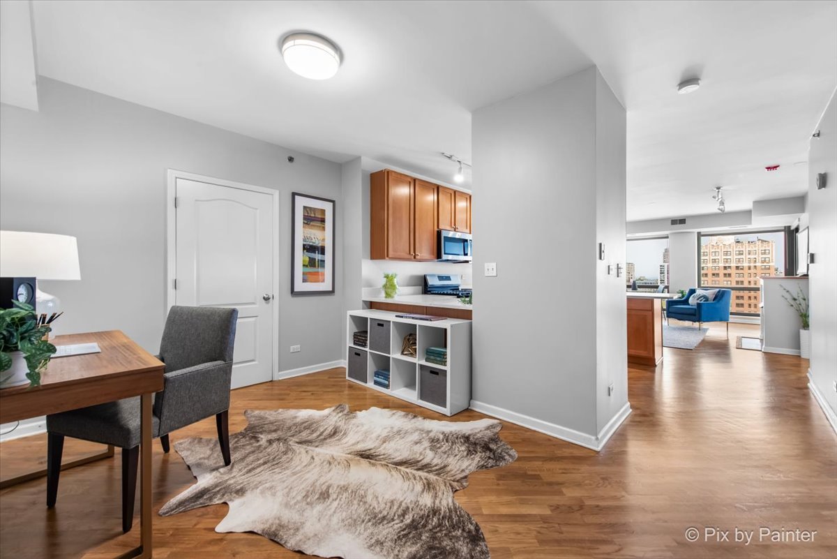 1212 N WELLS Street Unit: 1403