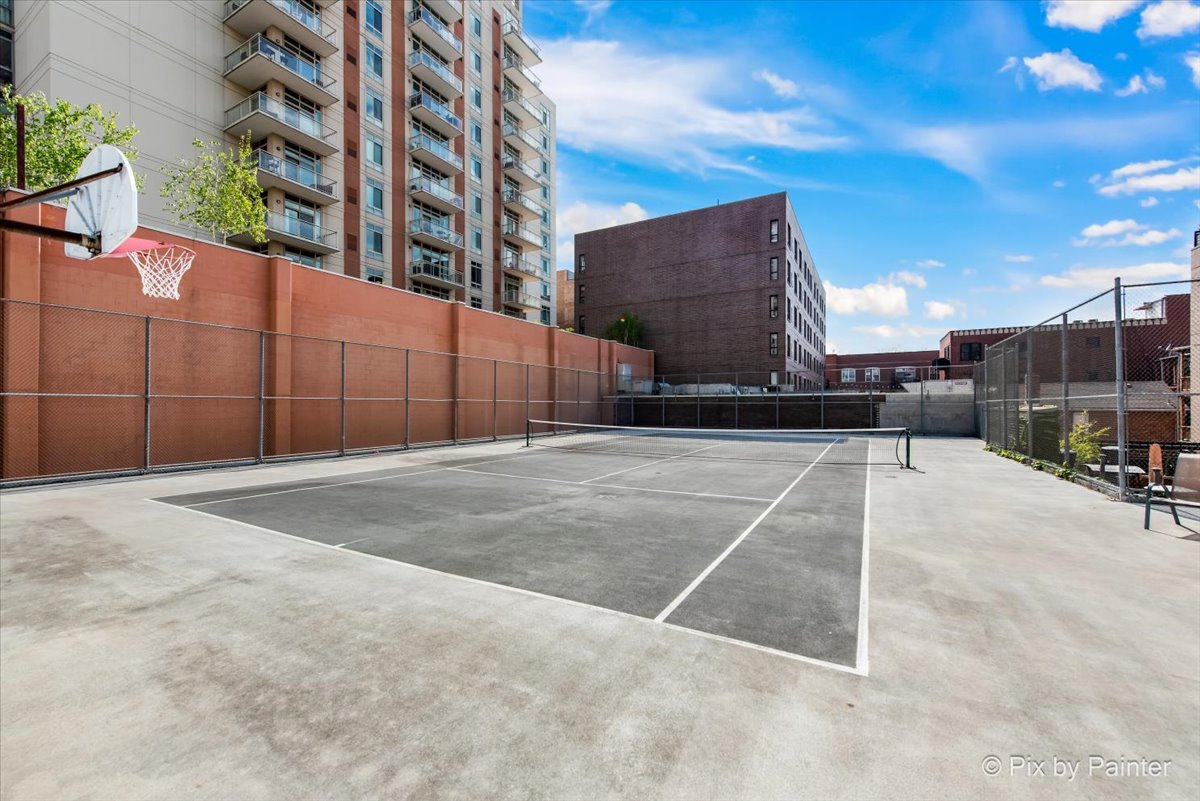 1212 N WELLS Street Unit: 1403