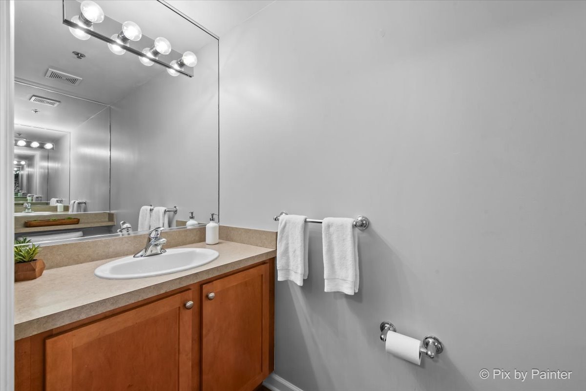 1212 N WELLS Street Unit: 1403