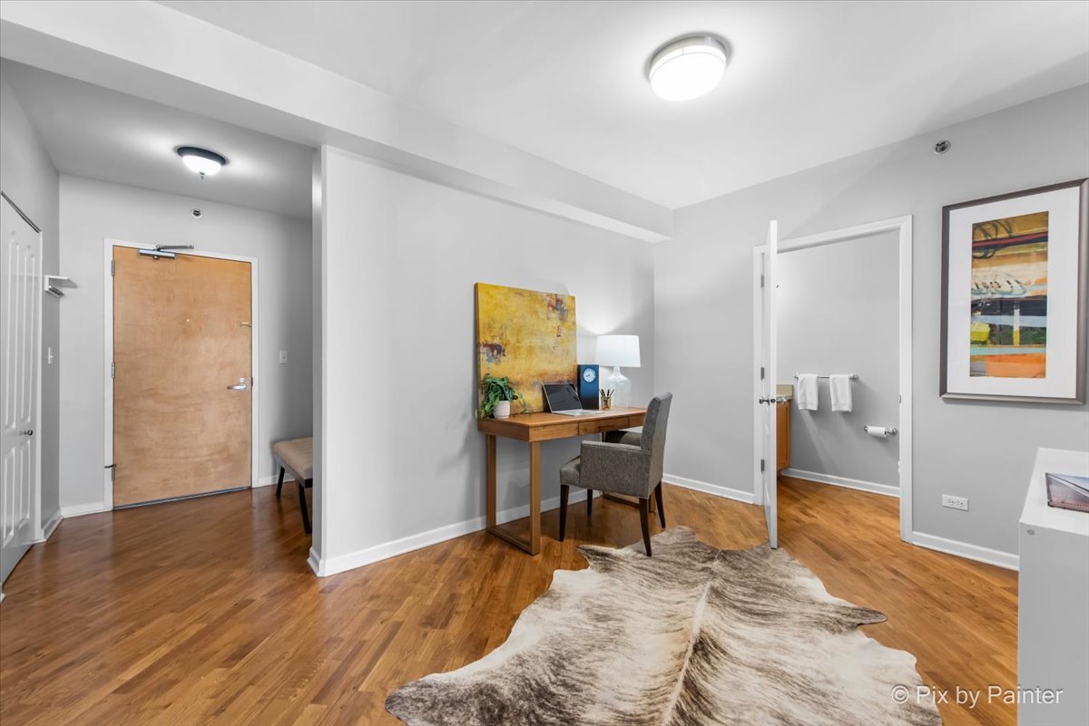 1212 N WELLS Street Unit: 1403