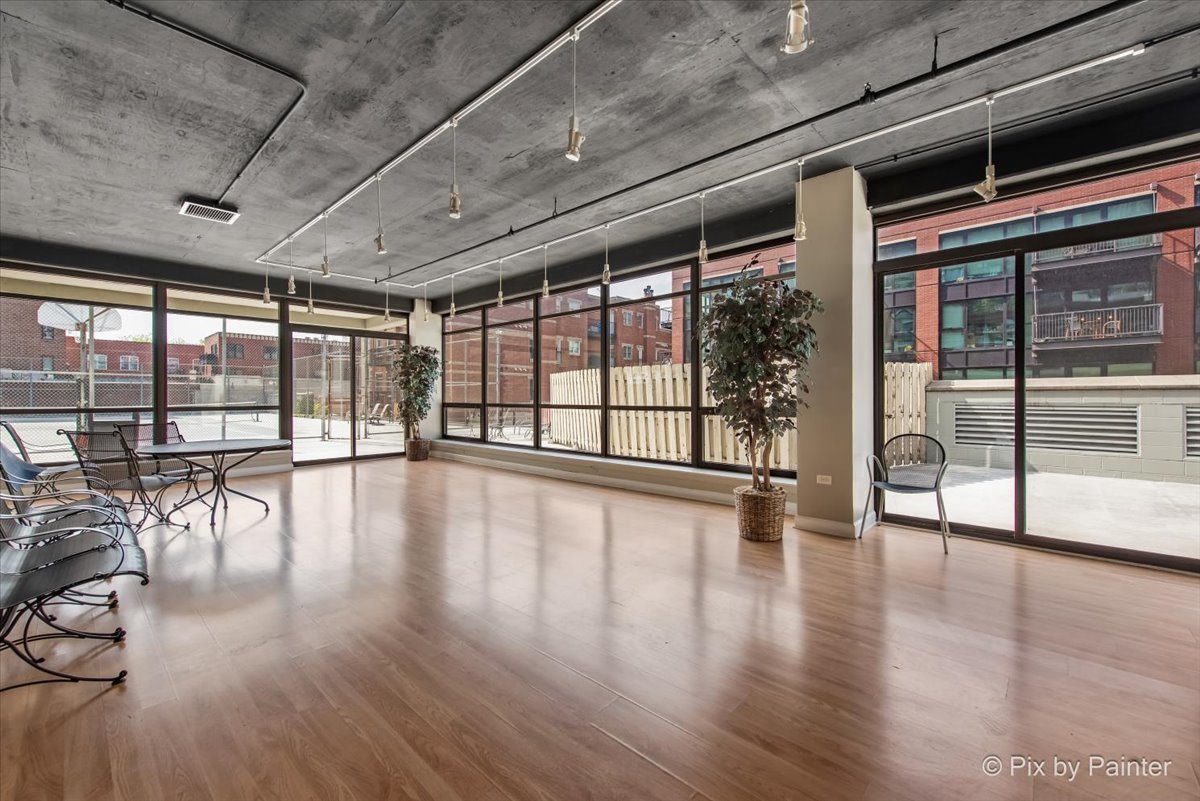1212 N WELLS Street Unit: 1403