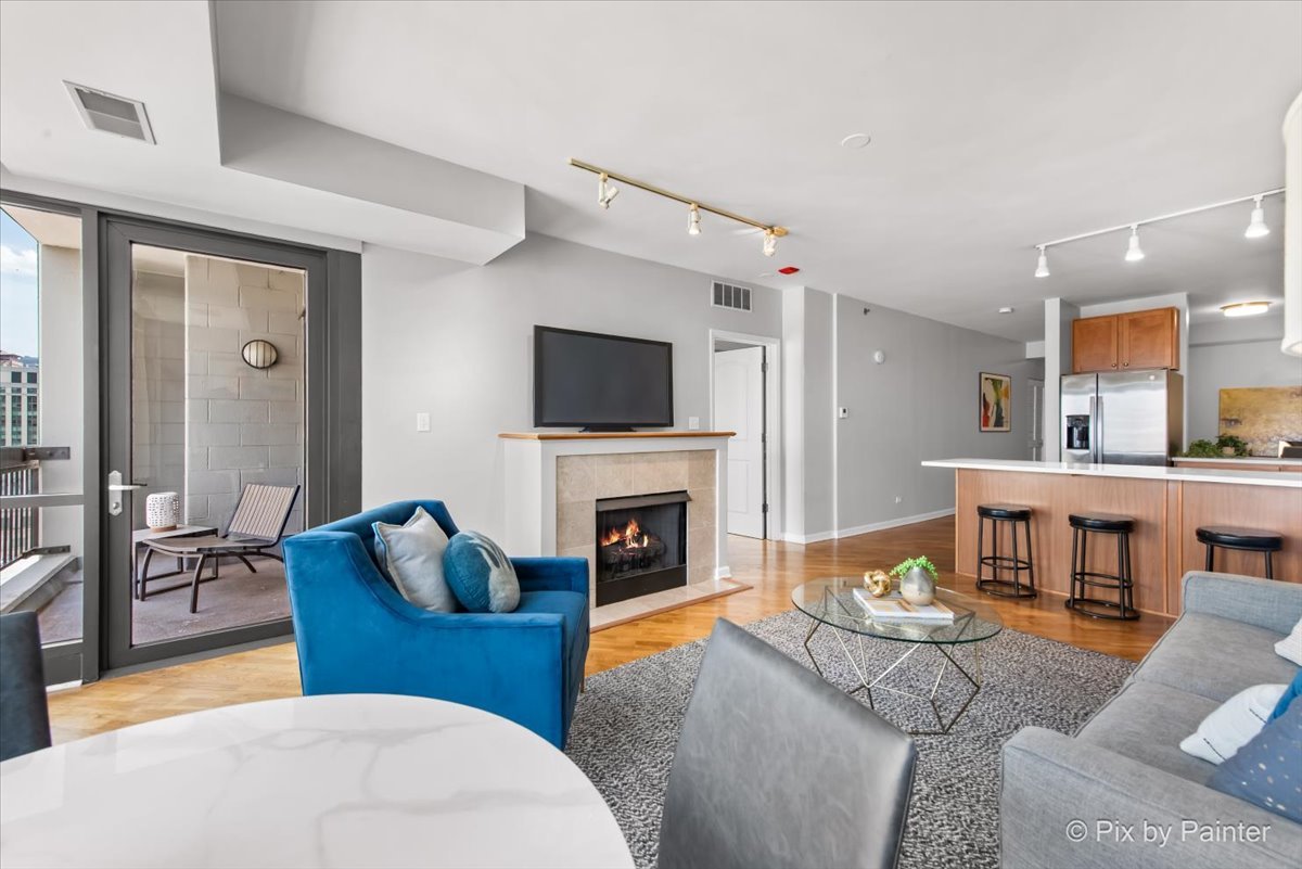 1212 N WELLS Street Unit: 1403