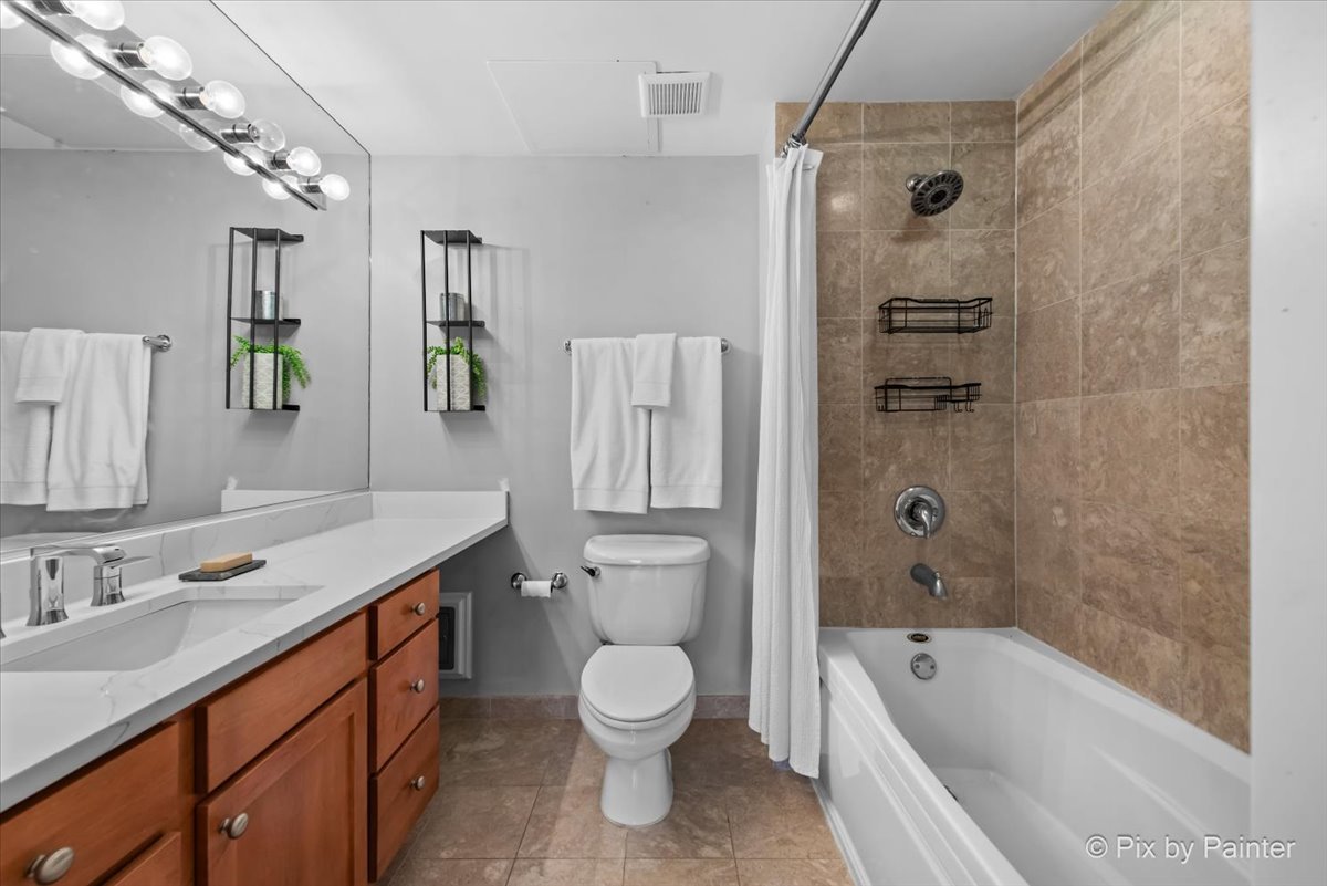 1212 N WELLS Street Unit: 1403