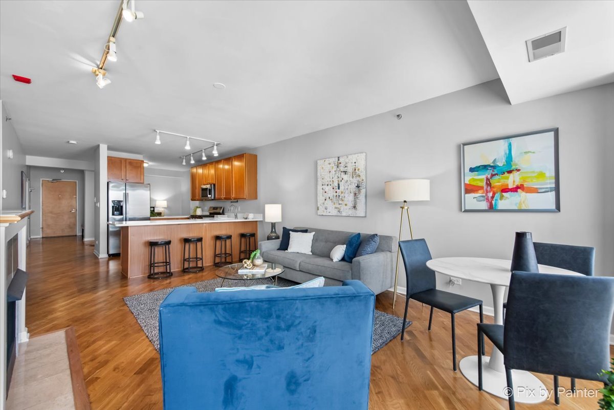 1212 N WELLS Street Unit: 1403