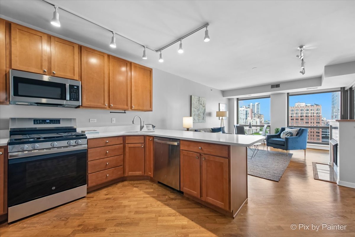 1212 N WELLS Street Unit: 1403