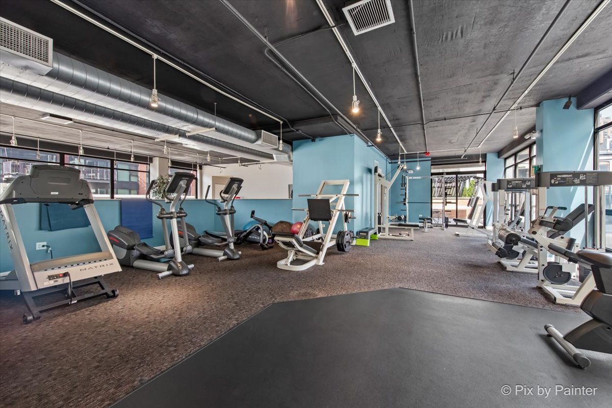 1212 N WELLS Street Unit: 1403