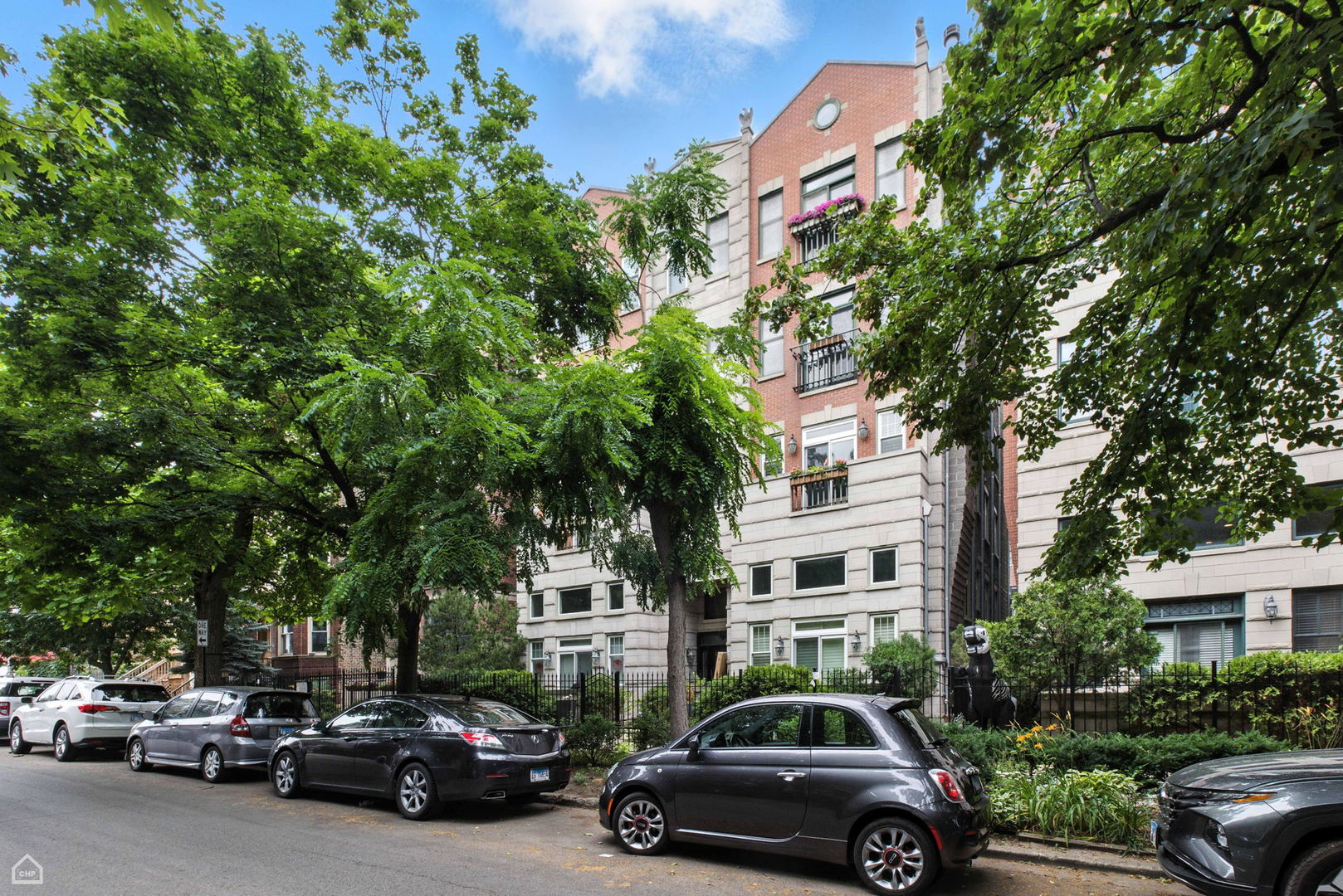860 W Buckingham Place Unit: 1E
