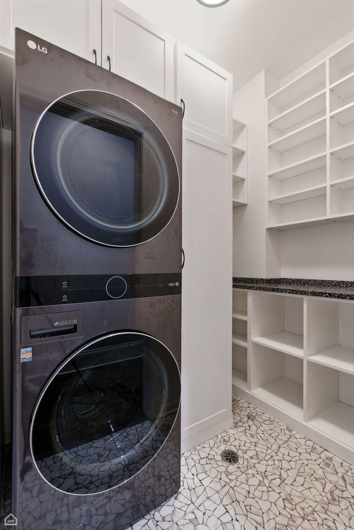 860 W Buckingham Place Unit: 1E