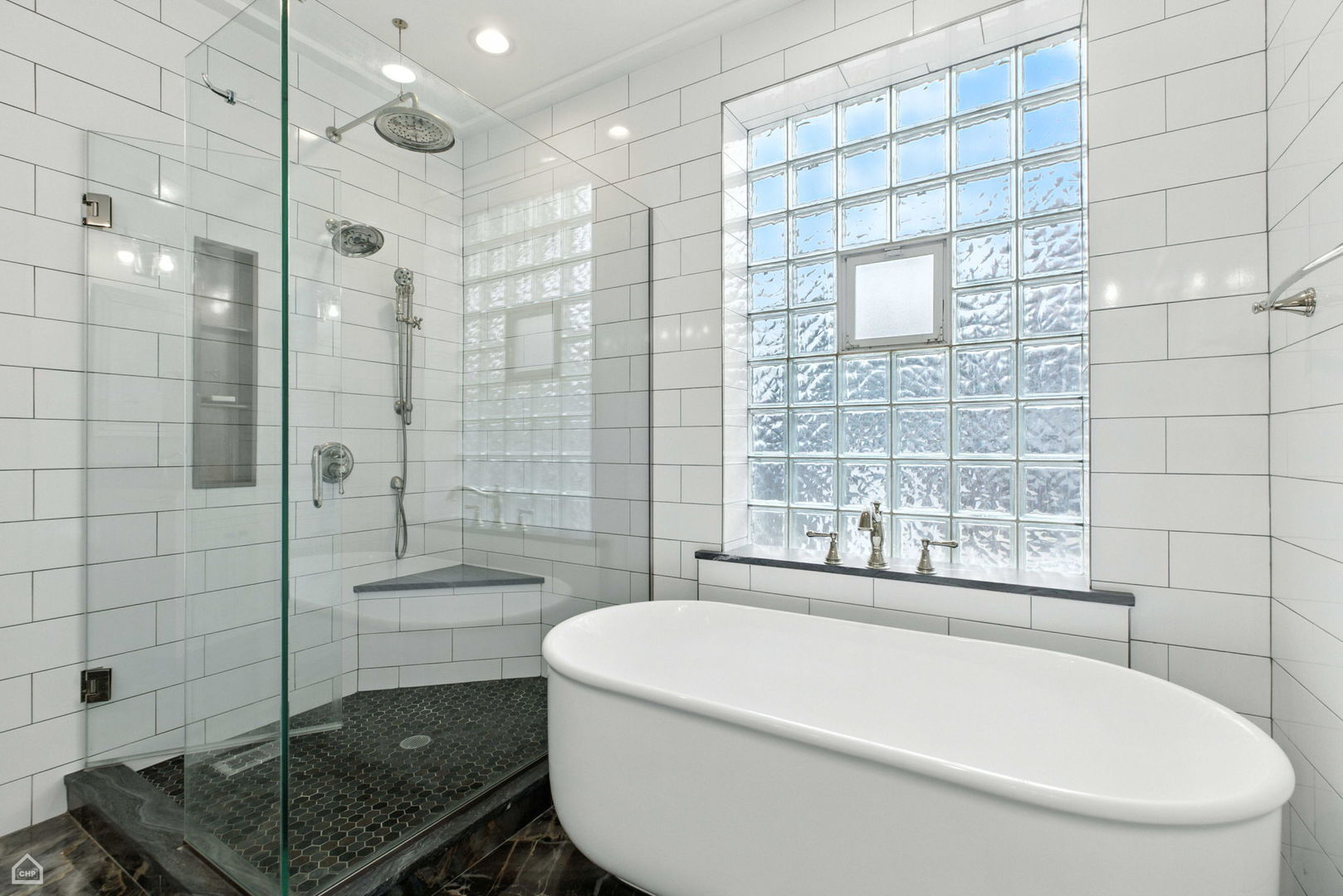 860 W Buckingham Place Unit: 1E