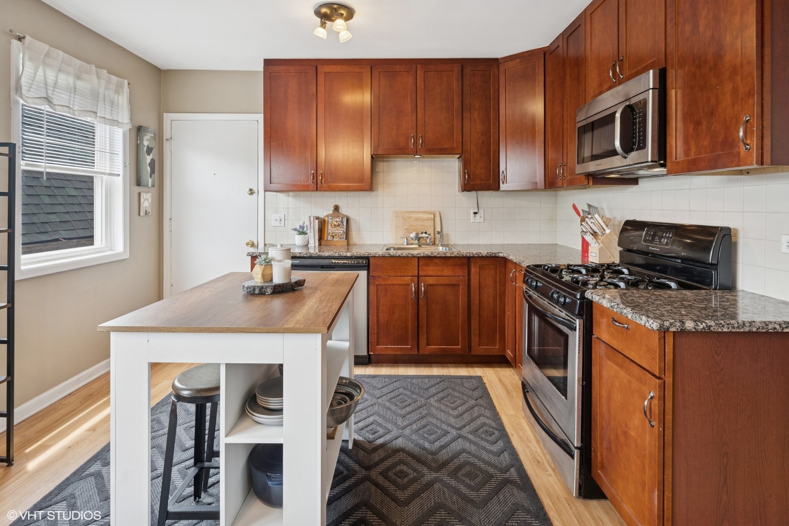 2652 W RASCHER Avenue Unit: 304