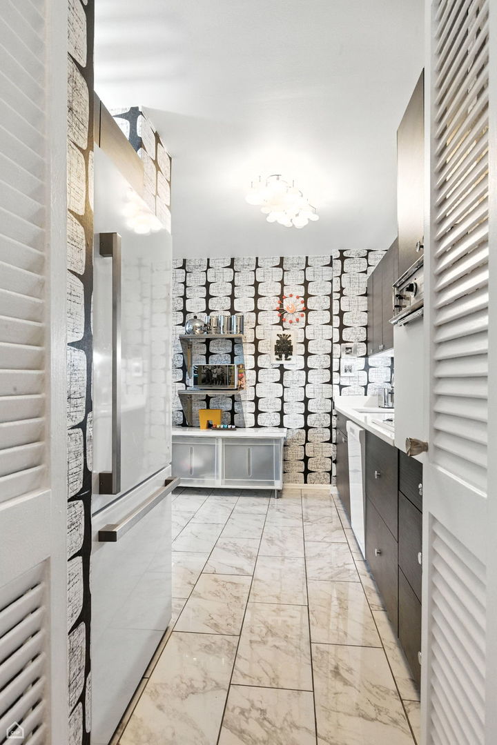 4250 N Marine Drive Unit: 2913