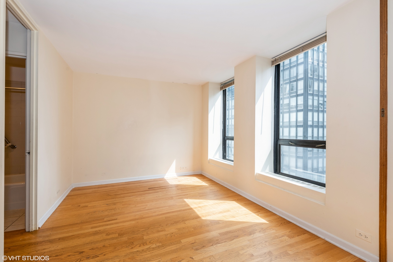 260 E Chestnut Street Unit: 1211
