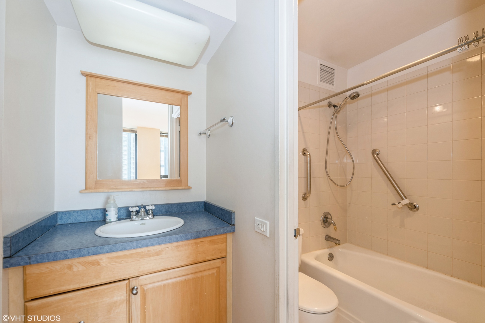 260 E Chestnut Street Unit: 1211