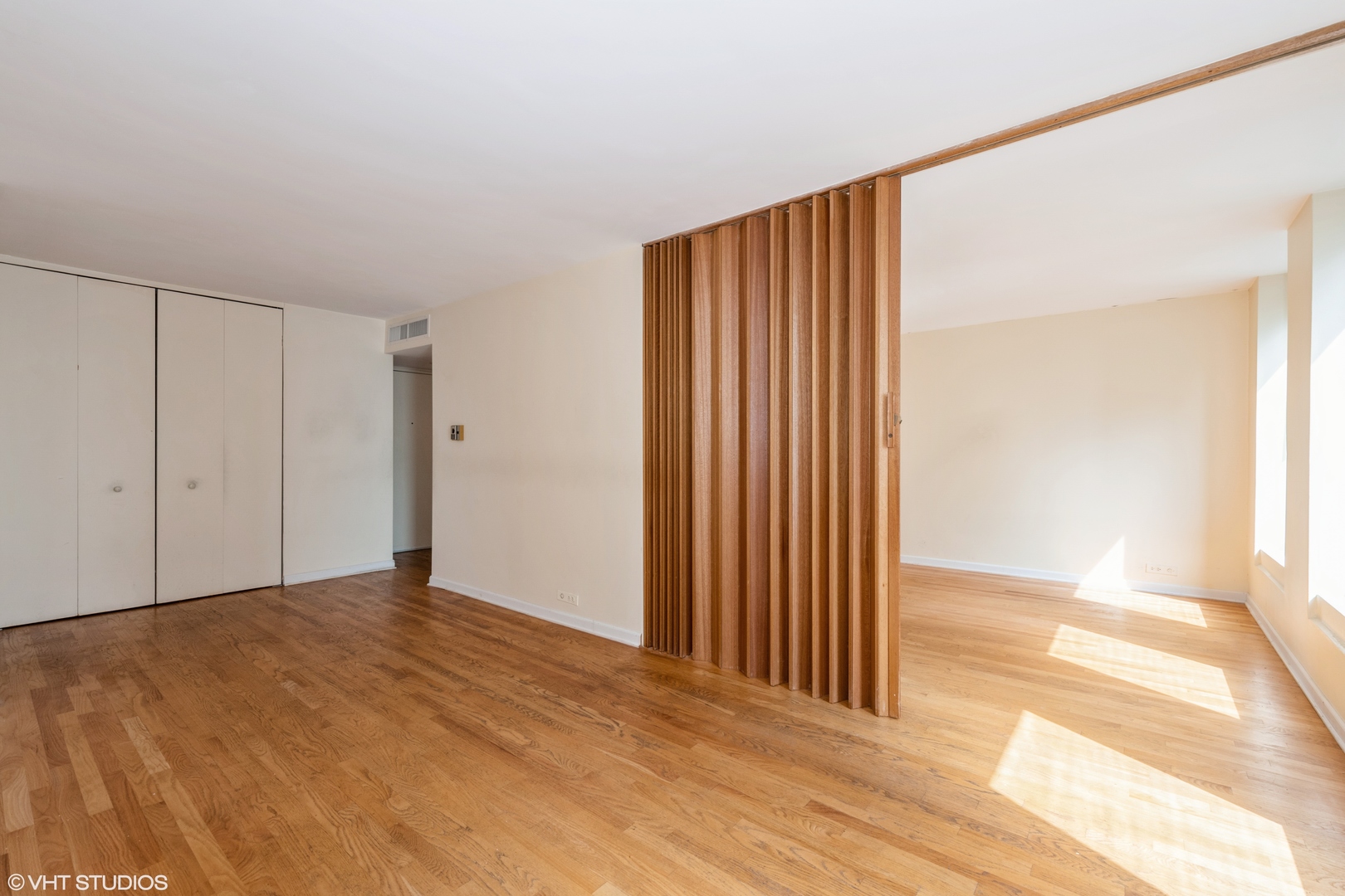 260 E Chestnut Street Unit: 1211