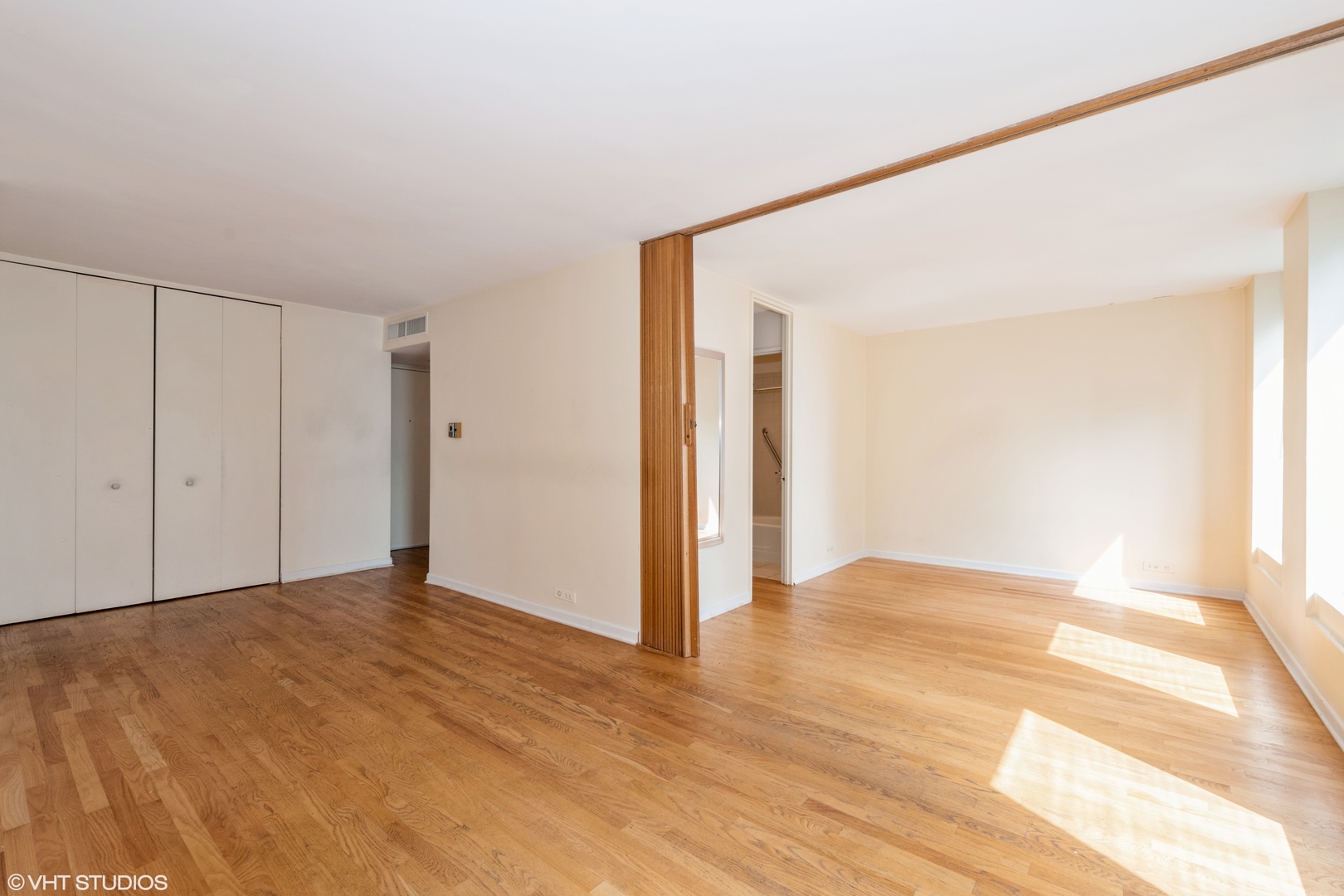 260 E Chestnut Street Unit: 1211