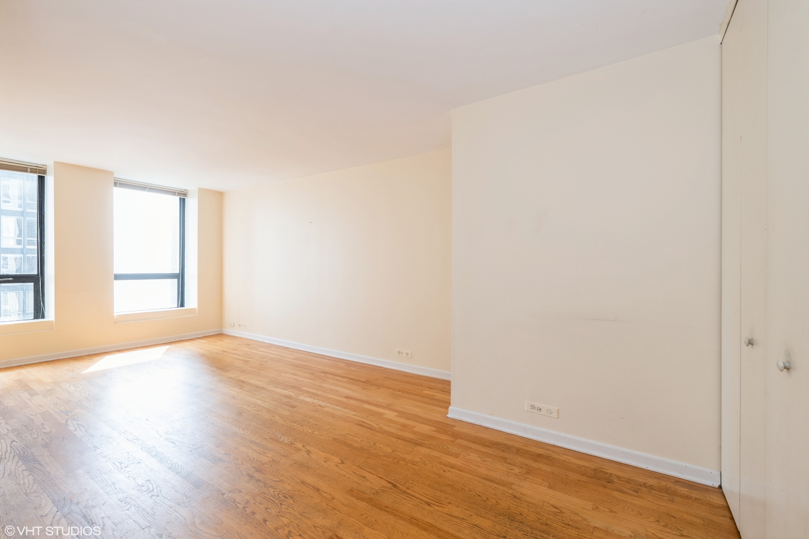 260 E Chestnut Street Unit: 1211