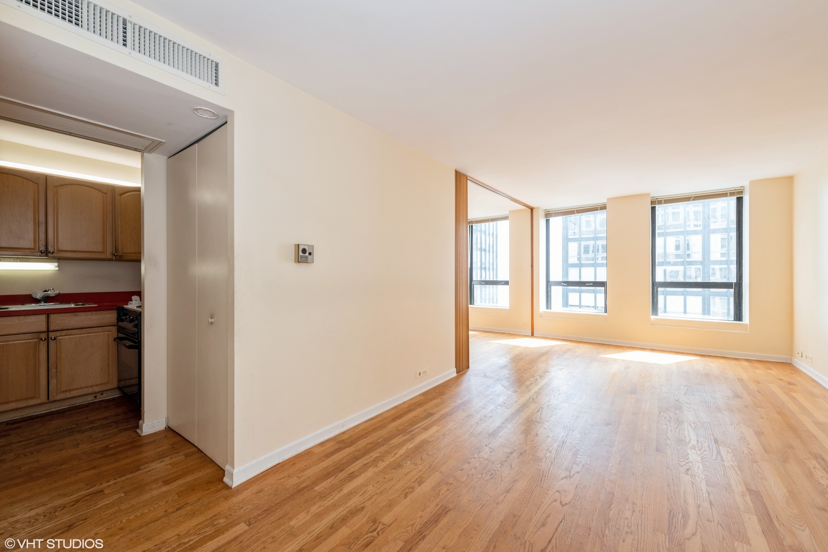 260 E Chestnut Street Unit: 1211