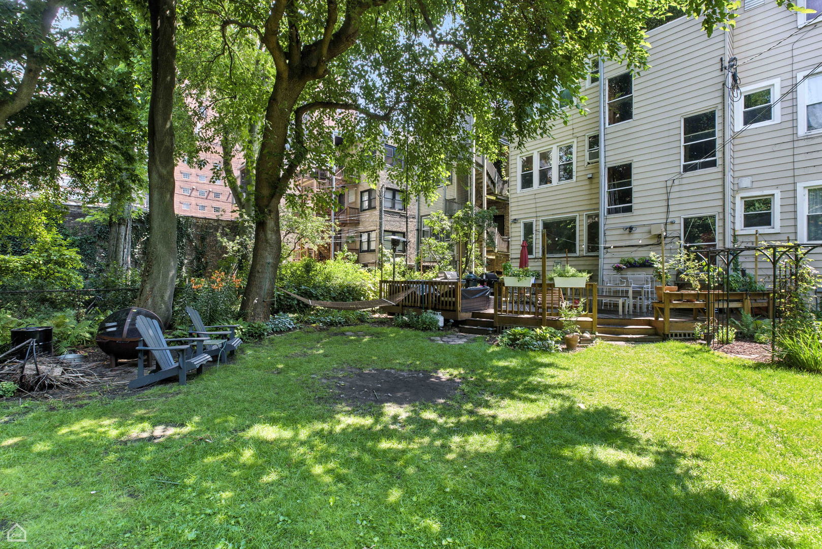 520 W Roscoe Street Unit: 2W