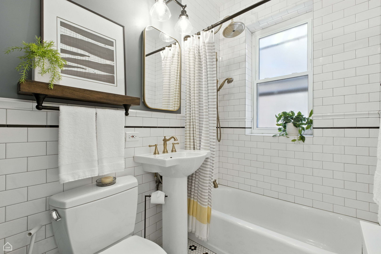 520 W Roscoe Street Unit: 2W