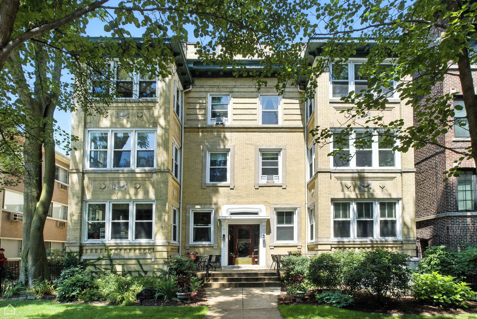 520 W Roscoe Street Unit: 2W