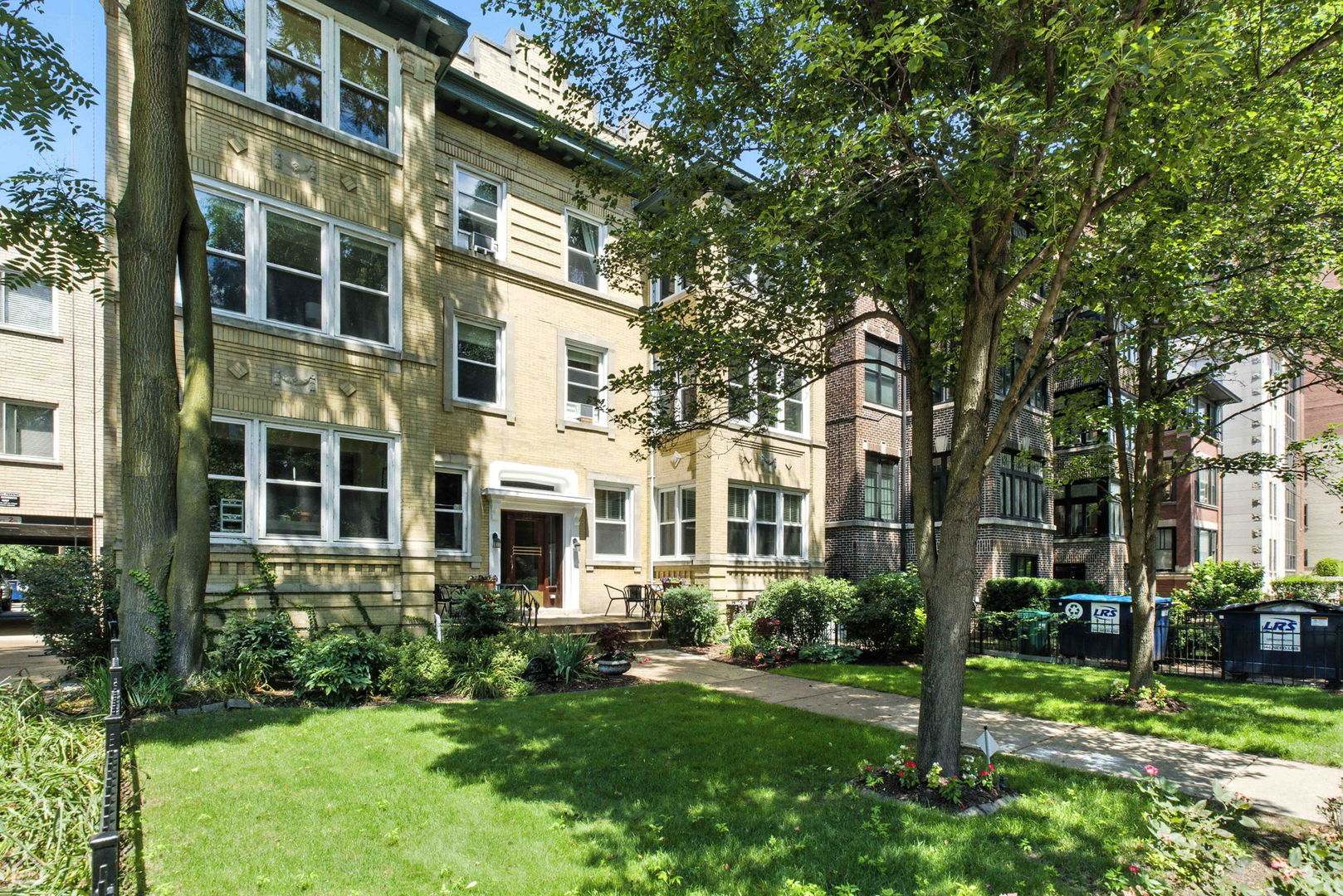 520 W Roscoe Street Unit: 2W