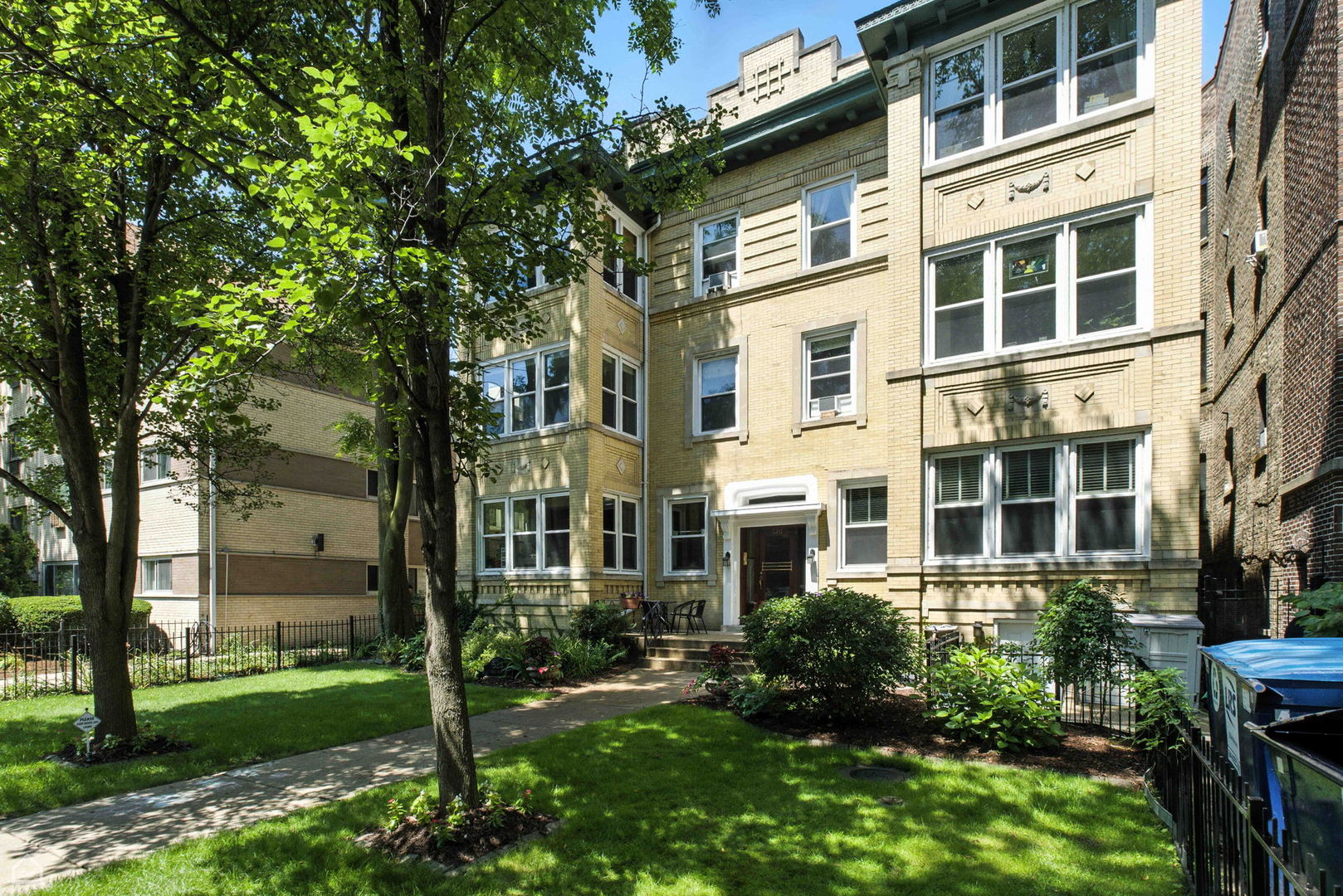 520 W Roscoe Street Unit: 2W