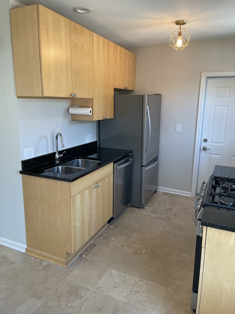 7318 N Honore Street Unit: 403